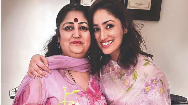 Yami Gautam Dhar with her mother