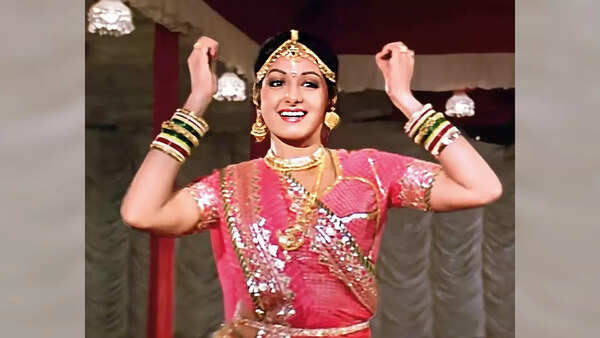 Mere haathon mein nau-nau chudiyaan hai