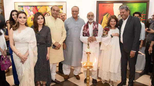 From L to R: Isha Jajodia, Roshini Nath, Mukul Rohatgi, Rajan Kapoor, Aman Nath, Rekha Purie, Kapil Dev