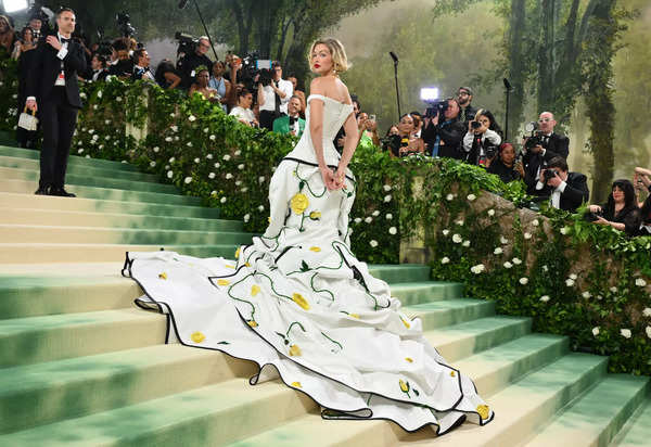 Met Gala: Believe it or not: Gigi Hadid's corset gown for Met Gala took ...