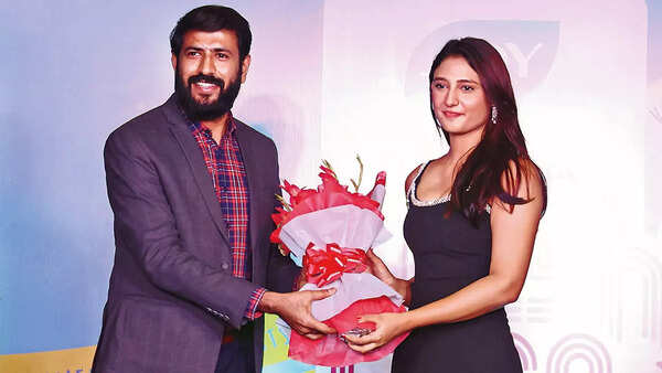 Ravi Chawla, Centre Head, Omaxe Chowk, felicitating celebrity judge Ritika Nayak
