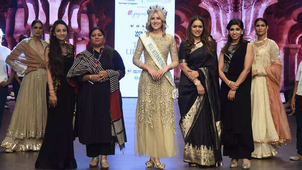 Damandeep Banga from FICCI YFLO Delhi and Neetu Mahajan from Jaipuri Banno and Dr Payal Kanodia, Chairperson, FICCI, YFLO, Delhi