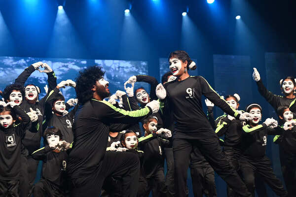 students of mime gopi performance - Monisha blessy in performance also