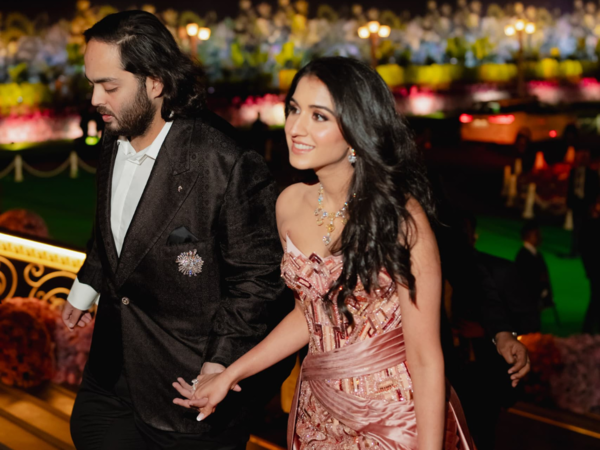 Anant Ambani (L) and Radhika Merchant