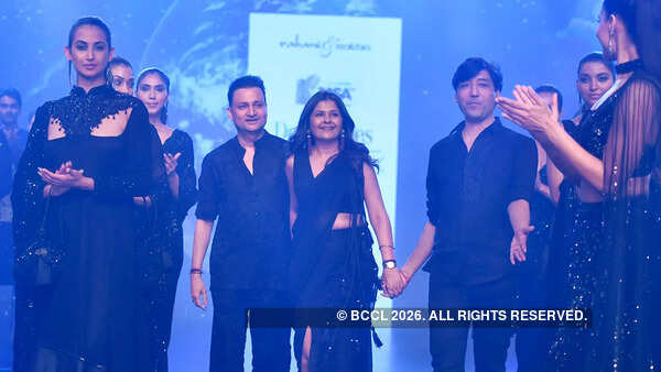 मॉडलों के साथ डिजाइनर गौतम राखा, राहुल रस्तोगी और शिबानी रस्तोगी