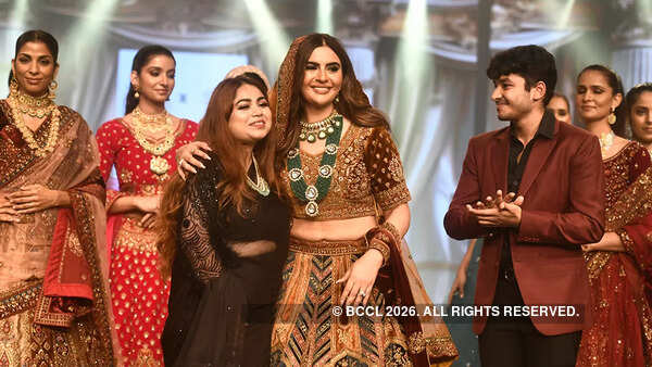 शोस्टॉपर दीप्ति साधवानी के साथ डिजाइनर सना खान