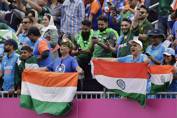 Pakistan scored an early lead against arch rivals India in a fateful match played on a mystery pitch at the T20 World Cup in New York (1).