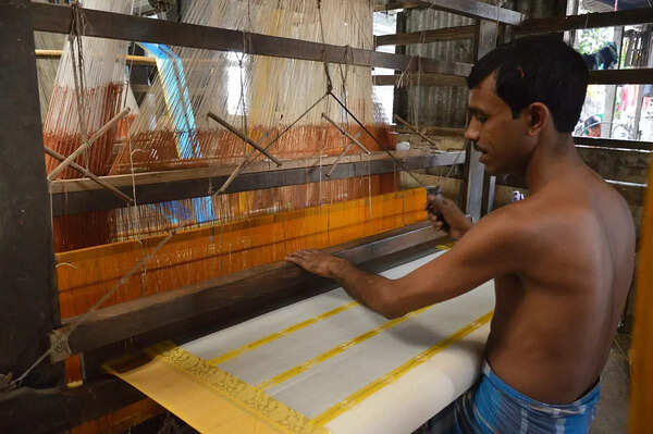 1200px-Weaving_Tant_Saree_by_Handloom_-_2_Natun_Phulia_-_Nadia_2016-11-12_1808 (1).