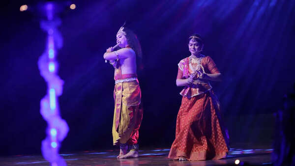 The drama began with young Meera insisting on a statue of Shri Krishna and believing him to be her husband, starting her spiritual journey