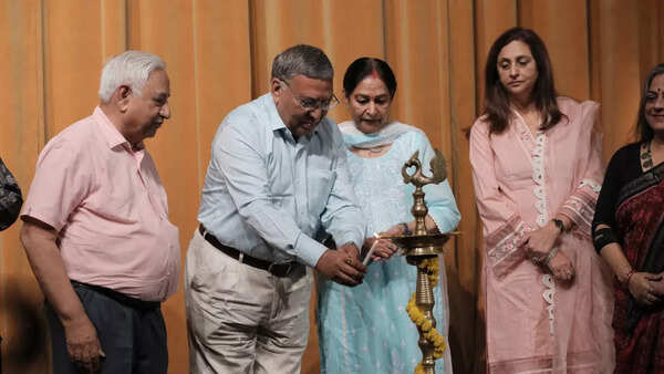 The luminaries of the Kathak world from Pandit Jai Kishan Maharaj, Pandit Deepak Maharaj and Mamta Maharaj (sons and daughter of Padma Vibhushan late Pandit Birju ji Maharaj) to kathak performer, author and art critic Dr. Chitra Sharma and Founder of Vasuki Natyashala, Guru Nandini Singh graced the occasion as guests of honour, including Inderjeet Mahajan, Chairman, Mahakali Charitable Trust as a chief guest.