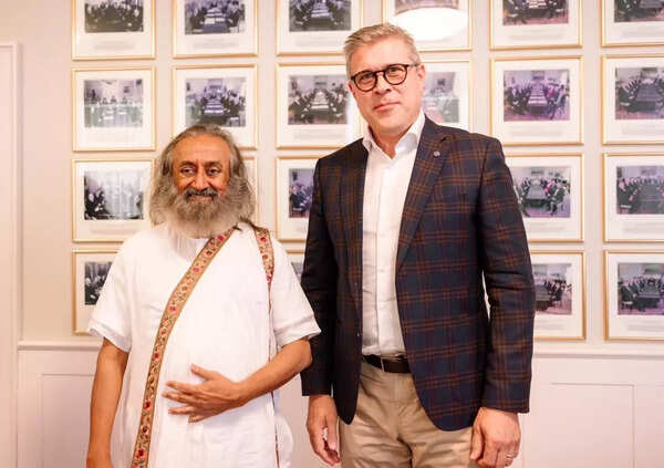 Sri Sri Ravi Shankar with Iceland PM Benedikktsson.