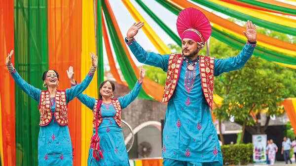 Apart from tasting and buying mangoes, visitors enjoyed cultural performances and took part in mango eating competition