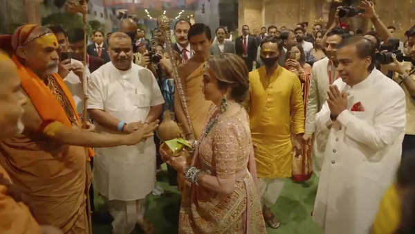 Swami Sadananda Saraswati & Swami Avimukteshwaranand Bless Anant Ambani ...