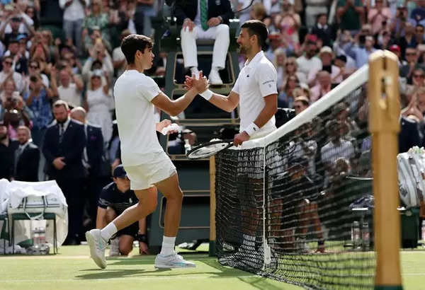 Spain's Carlos Alcaraz shakes hands with Serbia's Novak Djokovic after winning the men's singles final. (Photo/Reuters)