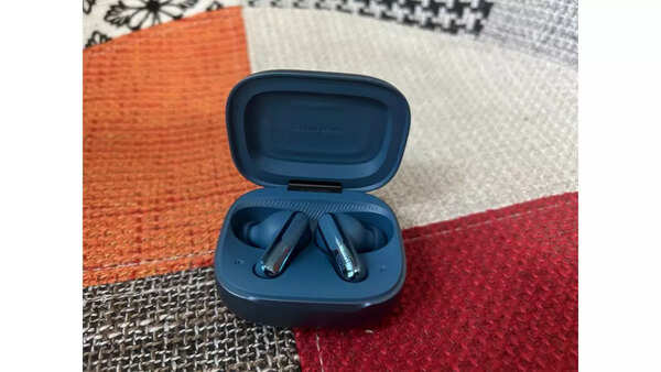 JBL Live Beam 3 TWS earbuds design