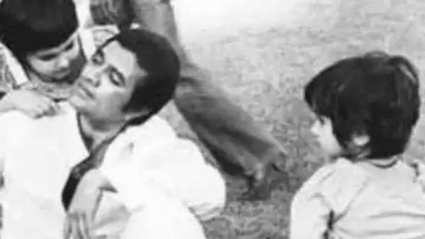 Rajesh Khanna with his daughters