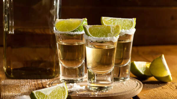 Ыстық трах Тори Блэк еркекті ебет етуге асығады, алдын ала өзін маймен майлап алды