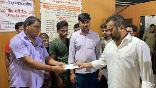 Shiv Sena leader gives Rs 50k each to 16 families