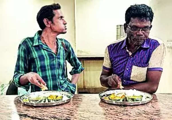 Siblings provide meals at ₹10 for the needy in Jharsuguda
