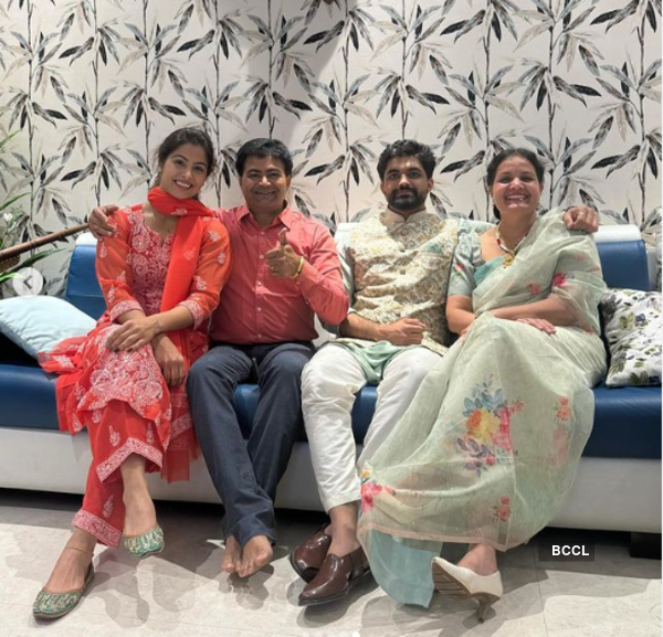 manu bhake with family