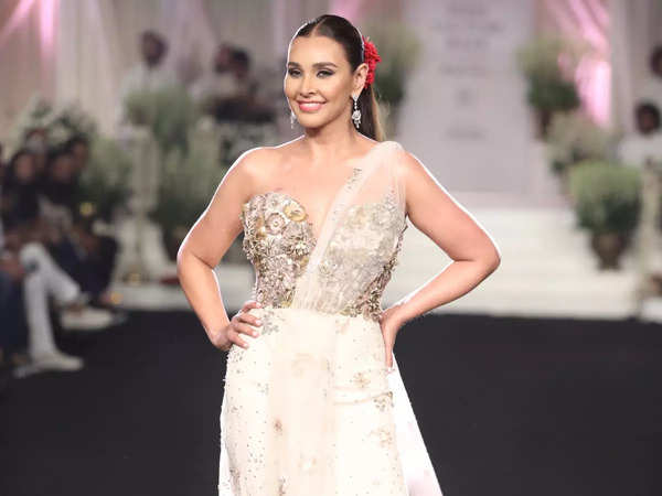 Lisa Ray: 'Afreen-Afreen' girl Lisa Ray makes a stunning comeback for Rahul  Mishra at India Couture Week | - Times of India