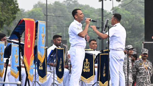 Army, Air Force and Navy personnel sang at India Gate