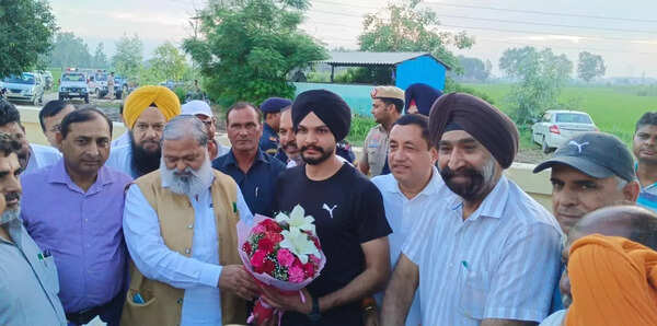 Haryana ex-home minister Anil Vij greeting Sarabjot