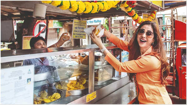 Urmila Matondkar buying vada pav
