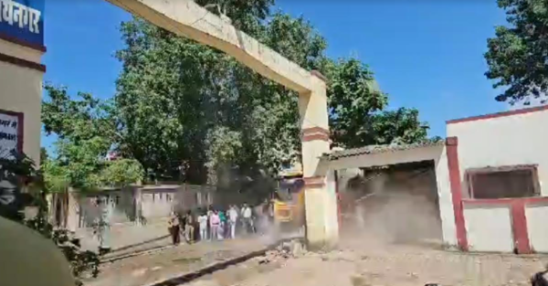 Amid cheers from the crowd, the bulldozer returned to the police station.