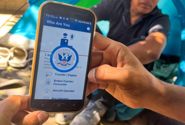 A migrant shows the CBP One App from the US Customs and Border Protection agency, to use to apply for an appointment to claim asylum, on a phone in Ciudad Juarez, Chihuahua state, Mexico, on May 10, 2023. (AFP)