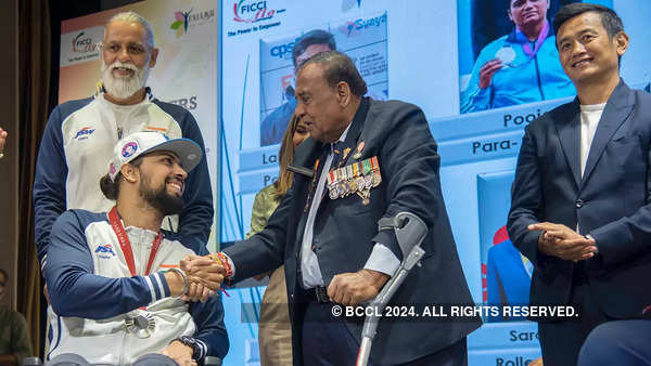 Murlikant Petkar congratulating Pranav Soorma for his Paraltmpic win