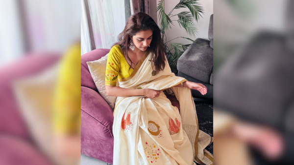 Keerthy Suresh in white and yellow Kasavu sari