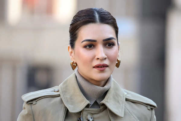 Kedatangan untuk pertunjukan Burberry di London Fashion Week