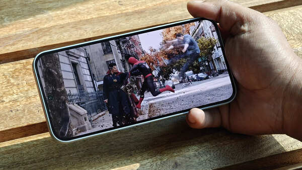 Nothing Phone (2a) Plus screen