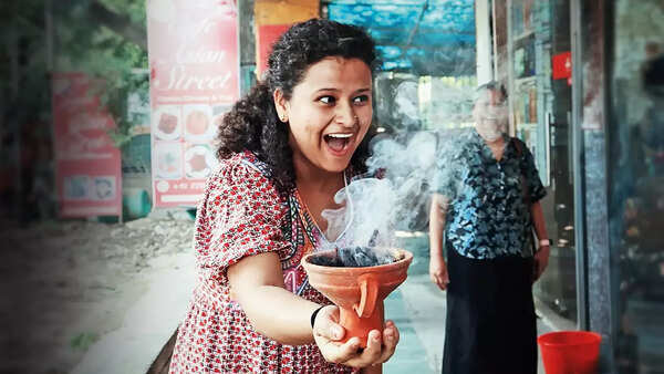 Embrace the rhythm of Dhunuchi Naach (Photo: @delhibyfoot) Embrace the rhythm of Dhunuchi Naach (Photo: @delhibyfoot)