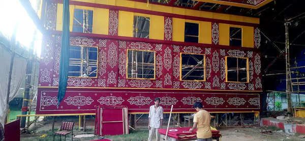 Artisans from West Bengal are setting up the pandal in CR Park’s Mela Ground