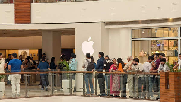 The queue outside the Apple Store BKC on September 20