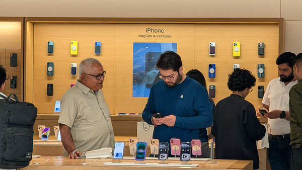 A customer receiving his new iPhone 16 at Apple Saket store