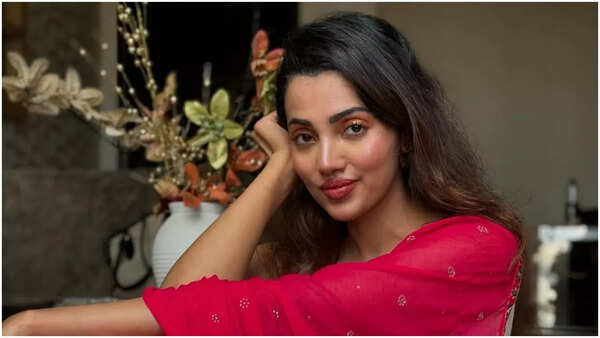 Bhojpuri actress Akshara Singh MMS scandal; netizens get split over the ...