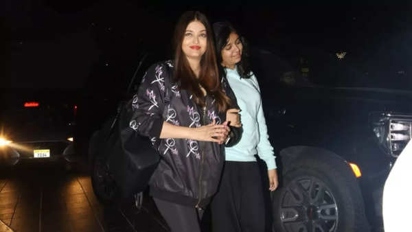 Aishwarya Rai and Aaradhya Bachchan going to Abu Dhabi - papped at Mumbai airport