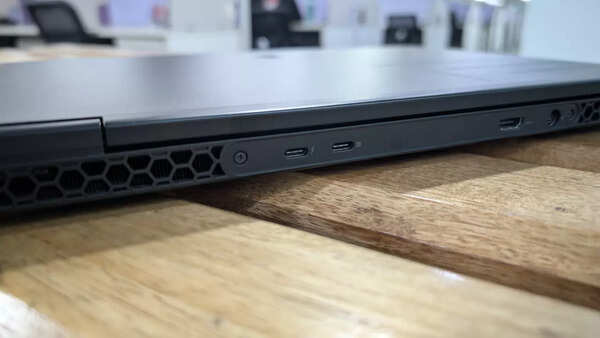Alienware m16 R2 connectivity