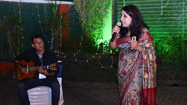 Charu Kapoor along with Amit Dhanda performs a song