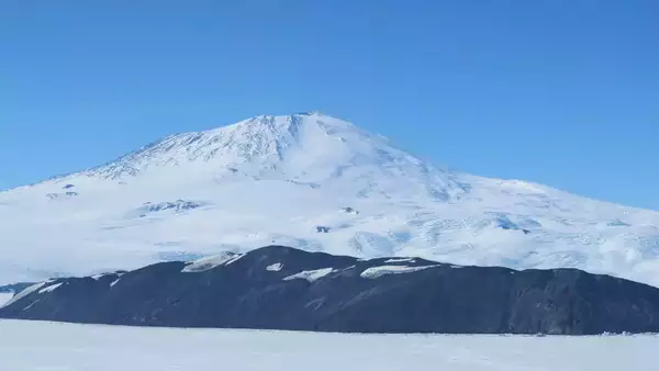 Nama Gunung Erebus diambil dari nama dewa Yunani Erebus