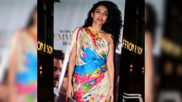 Sobhita Dhulipala con un vestido multicolor