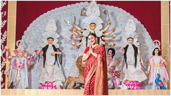 Vidya Balan visits Durga Puja pandal