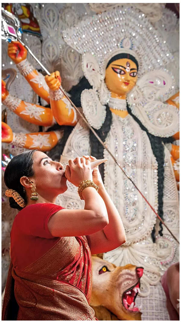 Vidya Balan seeks blessings from Maa Durga