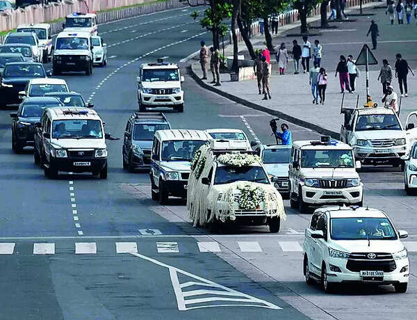 The flower-laden hearse making its way from NCPA to Worli crematorium
