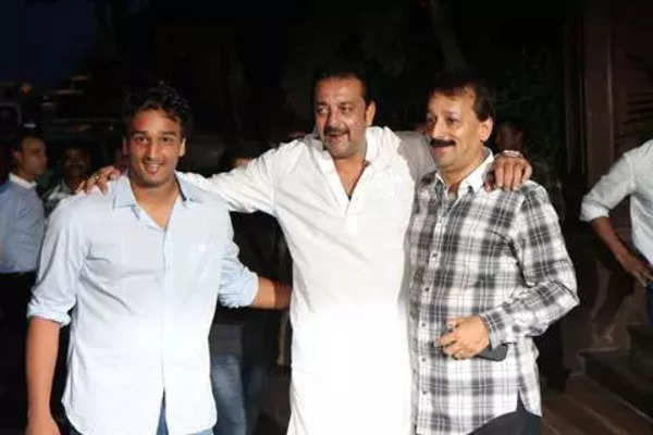 6180-salman-y-sanjay-dutt-en-la-fiesta-iftar-de-baba-siddiques (1)