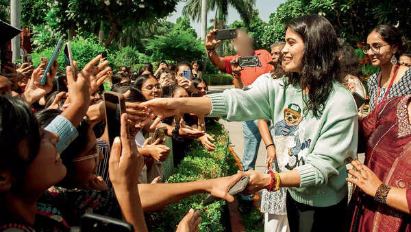Manu Bhaker with the current students of LSR