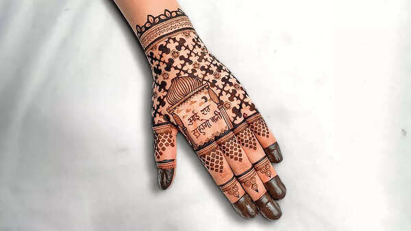 Mehendi with phrases and Hindi cuplets were popular too